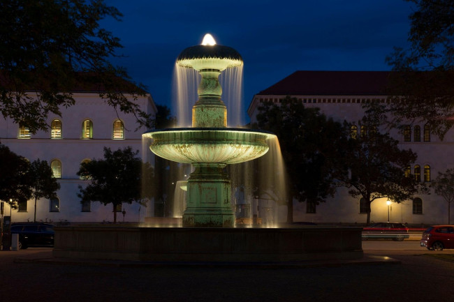 Brunnen LMU Sunset